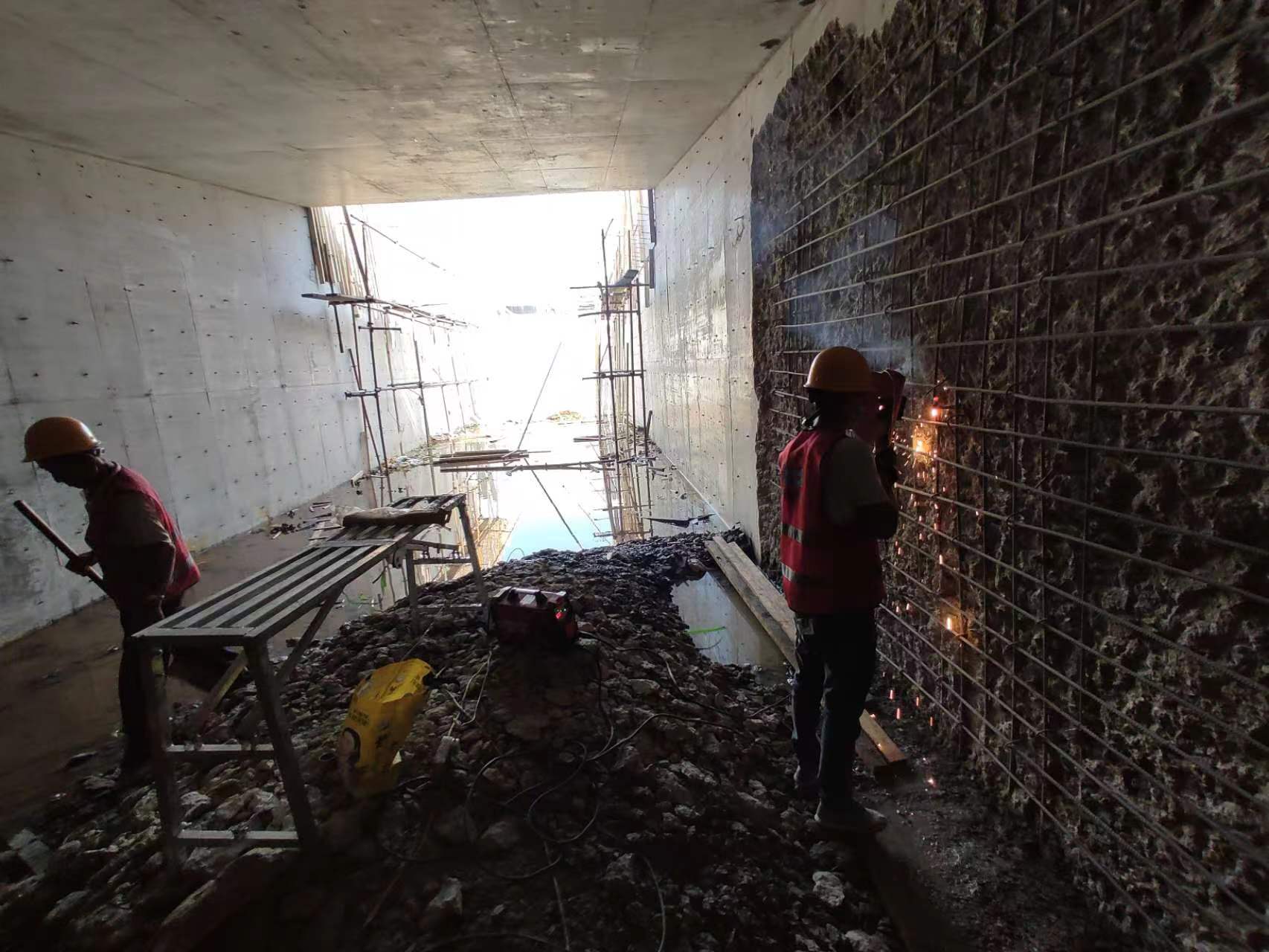 南县挖断承重墙导致楼体开裂，加固施工方案出炉